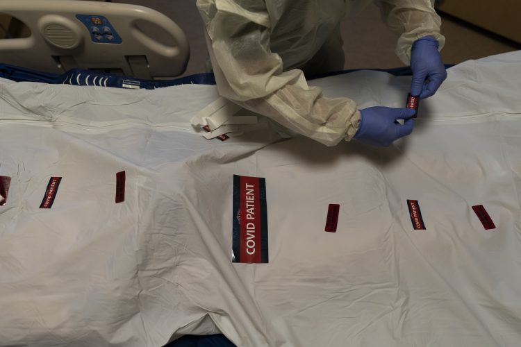 US faces wave of omicron deaths in coming weeks, models say